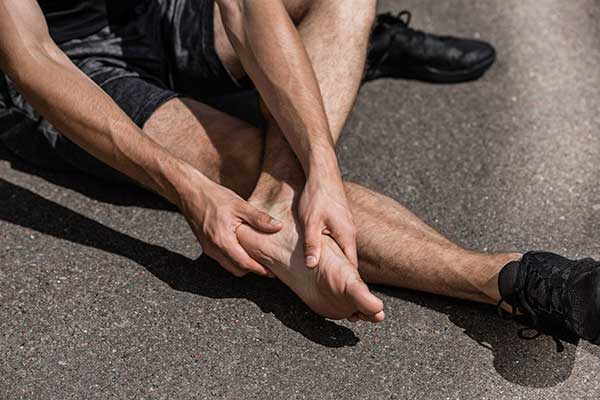 Es importante acudir al podólogo en Cambrils para tratar problemas de los pies, tanto si eres deportista, tienes problemas en los pies por calzado de trabajo, problemas por tacones altos...